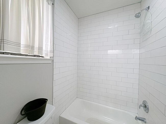 Building Photo - 4 Bedroom Furnished or UnFurnished rental