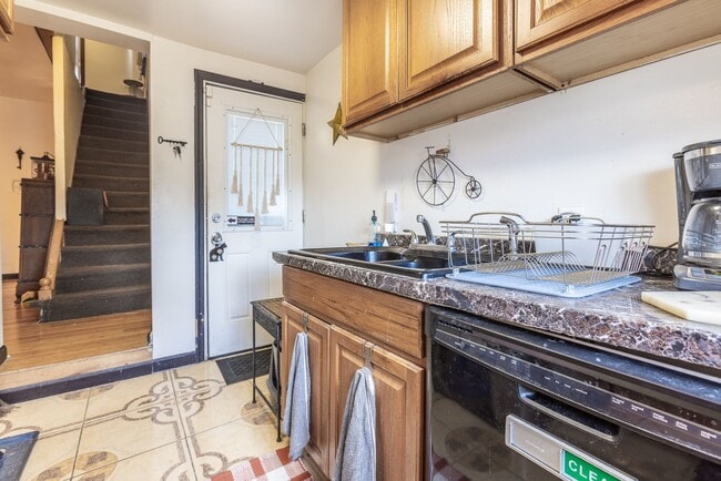 Building Photo - AVAILABLE AUGUST 2026 - Beautiful 2 bedroom Home on a Quiet Street!