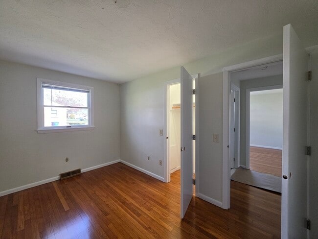 Building Photo - 196 Manzella Ct