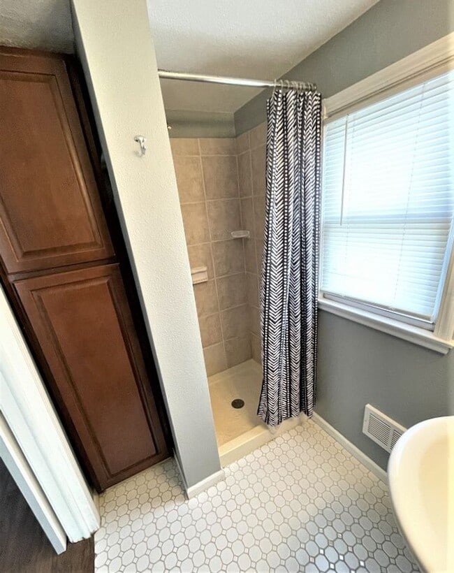 Building Photo - Nice! Spacious! 3 Bedroom Gem-Central Location