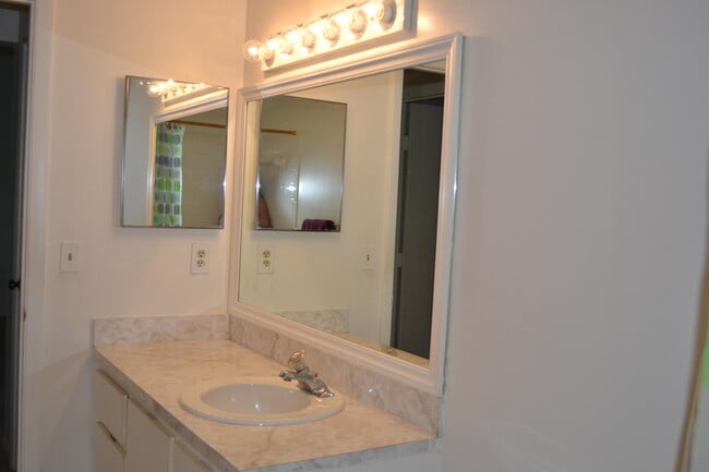 Building Photo - 104 Moccasin Trail S