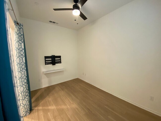 Building Photo - 3 bed, 3.5bath wihtin The Pacific Ridge Community in Oceanside