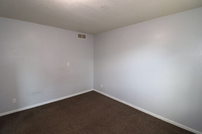 Building Photo - Spacious duplex for rent!