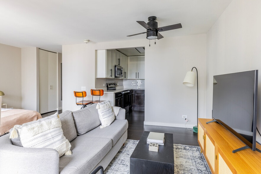 Building Photo - 77 W Huron St