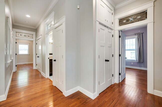 Building Photo - Beautiful 3Bed/2Bath home with Unique Features and Fenced Backyard!