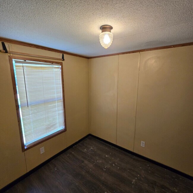 Building Photo - City Charm and Country Livin' 2/1 Mobile Home in West Batesville