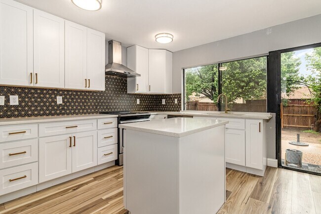 Building Photo - 4716 Roberts Dr