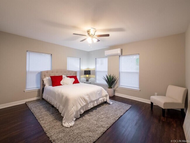 Building Photo - 2421 Truxillo St