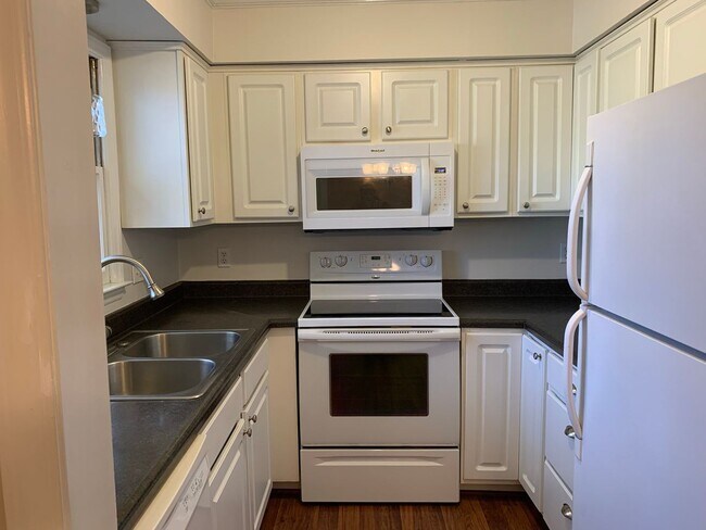Building Photo - 2 BEDROOM CHARMER-PRIVATE PATIO- 2 brm  2.5 bath-Front Door Parking-On-site Pool-Outside storage-...