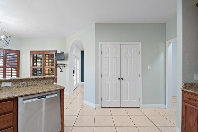 Building Photo - 206 Saddle Blanket