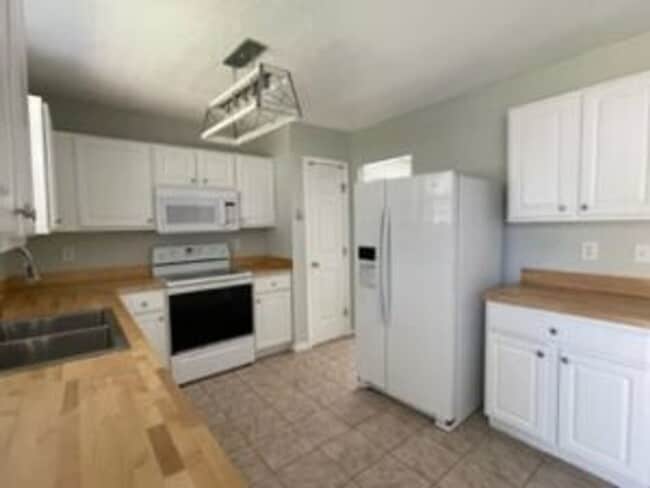 Building Photo - 122 Oak Cove Dr