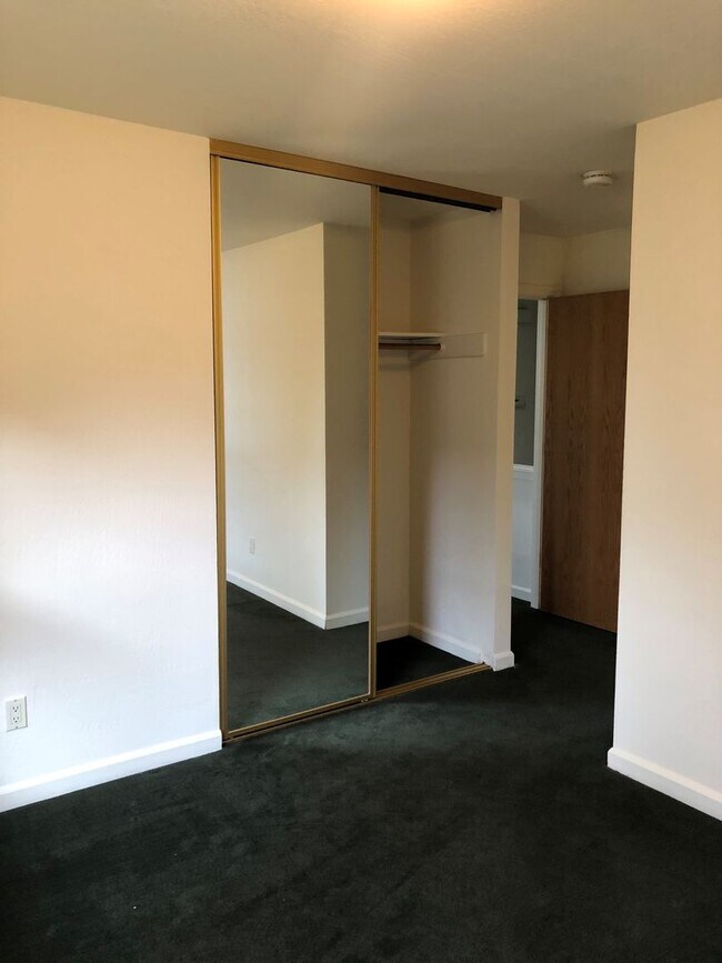 Building Photo - RENT REDUCTION -Spacious 5bdr/3bath units available for a lease ending May 30. Building is locate...