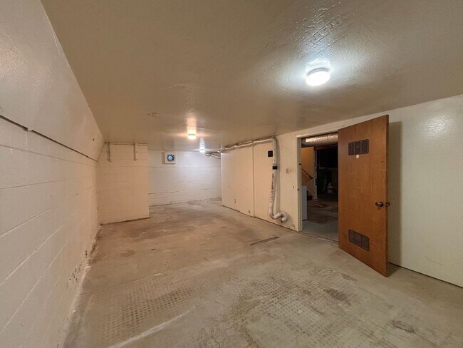 Building Photo - Updated 3BR Townhome in Forest Knolls with parking