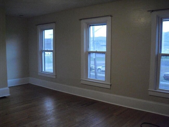 Building Photo - 749 E State St