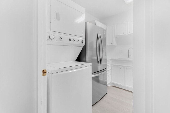 Building Photo - Sunny Garden-Level Condo Minutes from Old ...