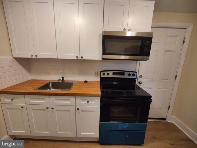 Primary Photo - 140 W Airy St