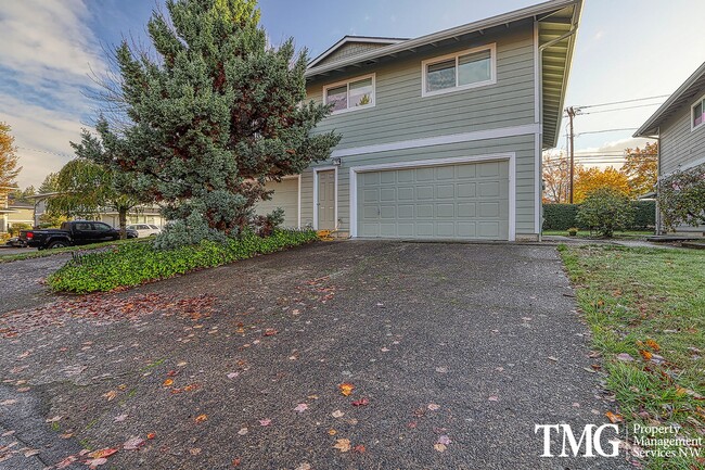 Building Photo - Great 2 Bed 1 Bath NE Gresham Condo - Wate...