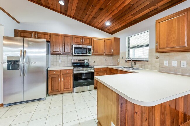 Building Photo - 878 Daffodil Dr
