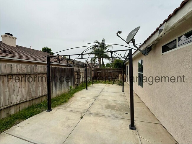 Building Photo - Cute 3 Bed/2 Bath SW Bakersfield Home w/ Solar, RBP & $0 Deposit Option