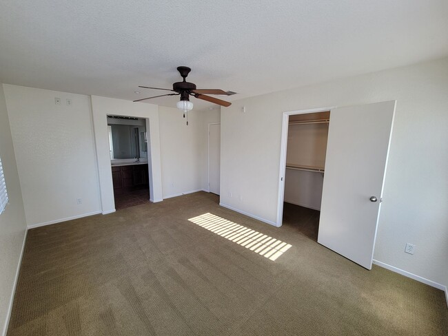 Building Photo - Spacious 3-Bedroom Townhome in Imperial – Available for Lease!