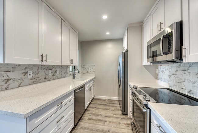 Building Photo - Gorgeous 2 bedroom, 2 bathroom in the Hear...