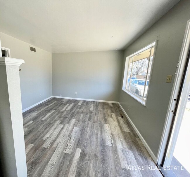 Building Photo - Beautiful 1 Bedroom 1 Bath Located Right O...