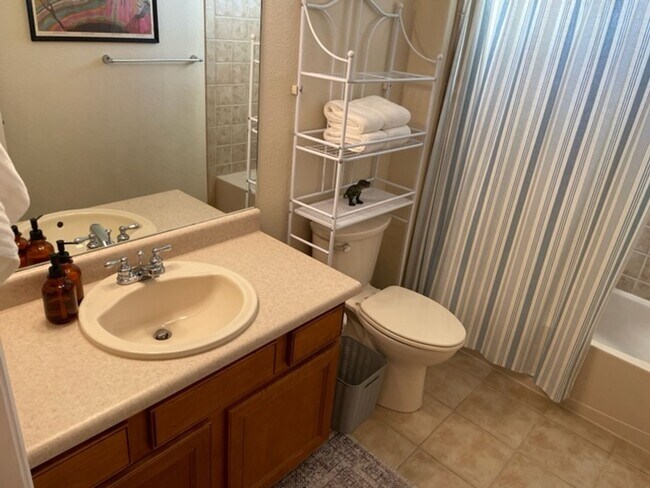 Building Photo - Bright & Open 2 Bedroom Condo on West Side