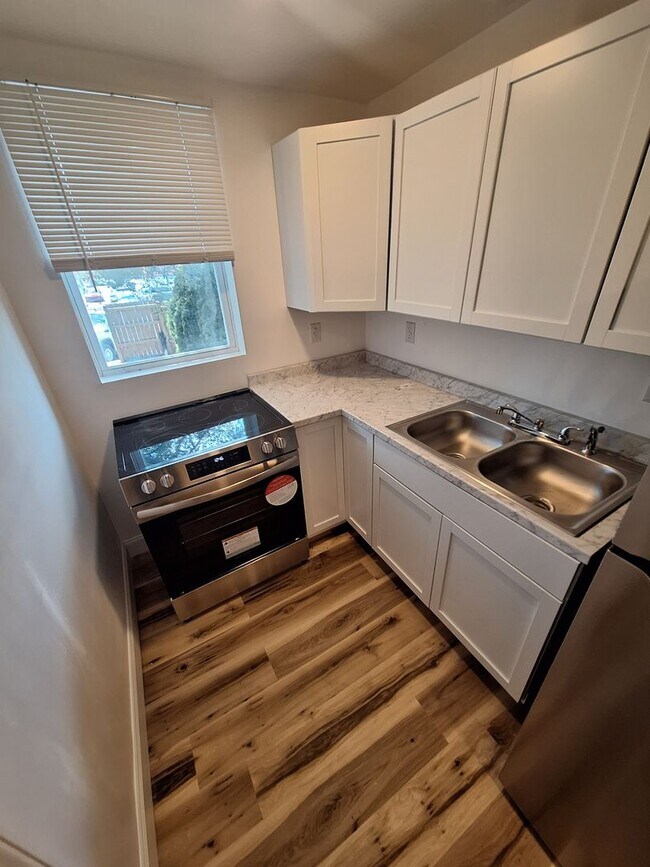 Building Photo - Newly Renovated One Bedroom House, Downtown Location