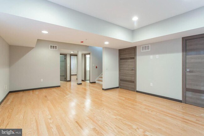 Building Photo - 2553 Montrose St