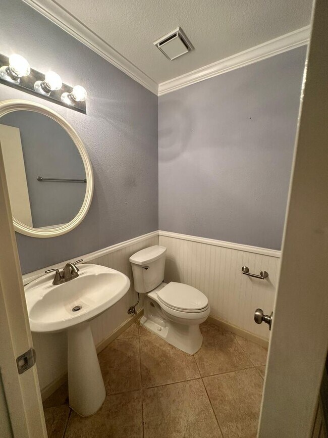 Building Photo - 3 BD/2.5 BA AVAILABLE IN GATED COMMUNITY I...