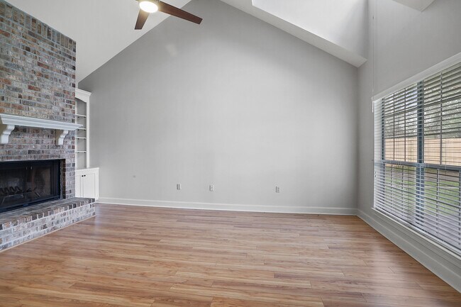 Building Photo - 10735 Erin Vale Ave