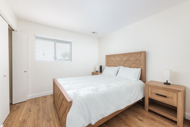 Building Photo - 2237 E Hillery Dr