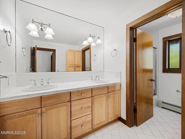 Building Photo - 445 Country Club Dr