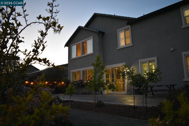 Building Photo - 582 Mandevilla Dr