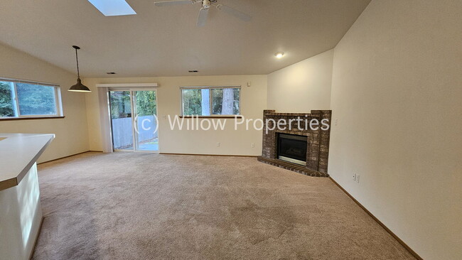 Building Photo - 3-Bedroom Duplex in Puyallup with 2 Full B...