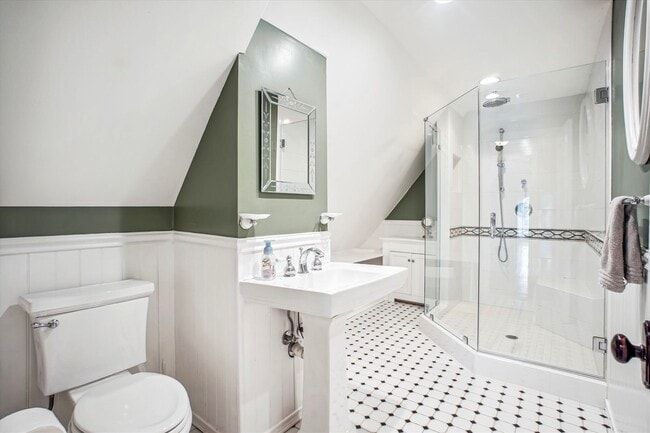 Building Photo - Stunning and Spacious Single Family Home S...