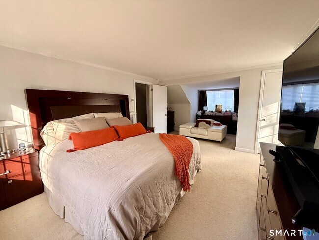 Building Photo - 12 Belaire Dr