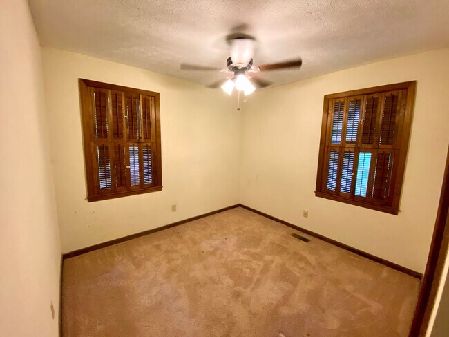 Building Photo - 2 Bed/1 Bath Cottage in Private Area