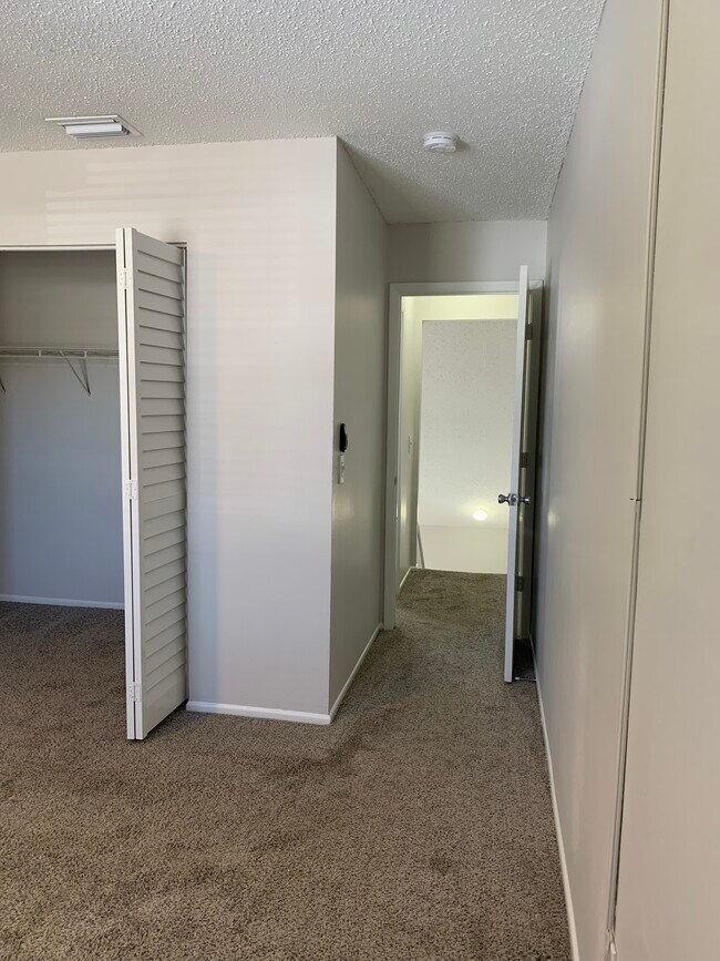 Building Photo - 2558 W Bird St