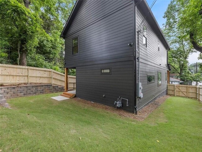 Building Photo - 1065 Hubbard St SW