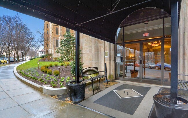 Building Photo - 2032 Belmont Rd NW
