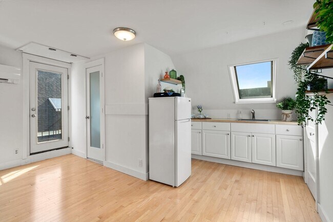 Building Photo - 32 Richardson St