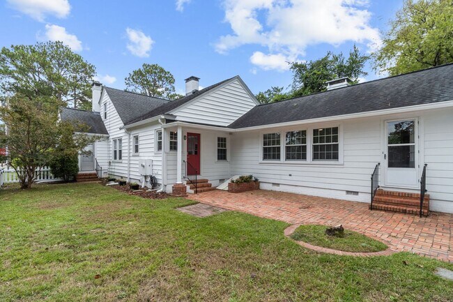 Building Photo - 4 Bedroom 3 Bath in Haymount- Available through June 1, 2027 only!