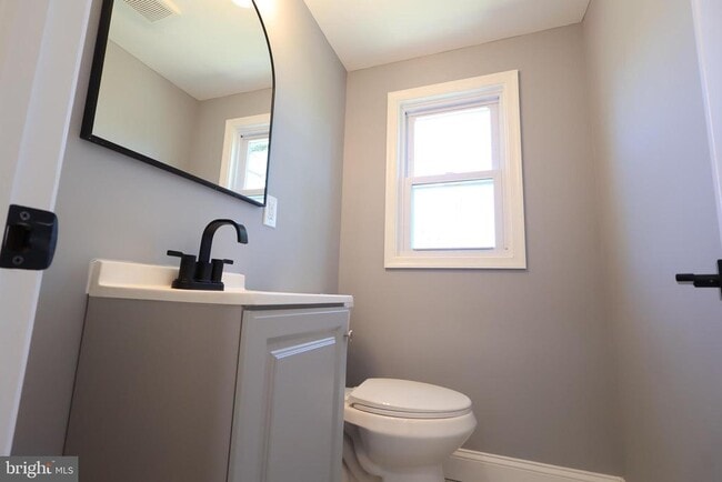 Building Photo - 5110 Kenwood Ave