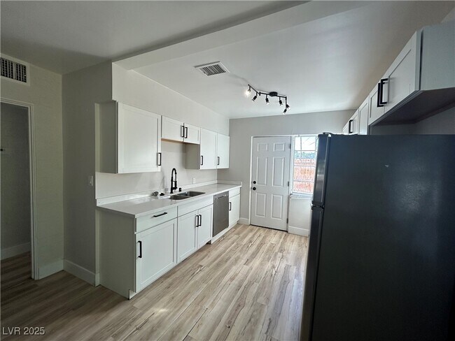 Building Photo - 1626 Thelma Ln