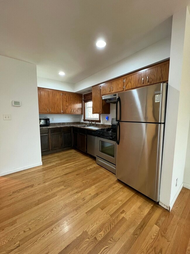 Building Photo - 1335 W Main St