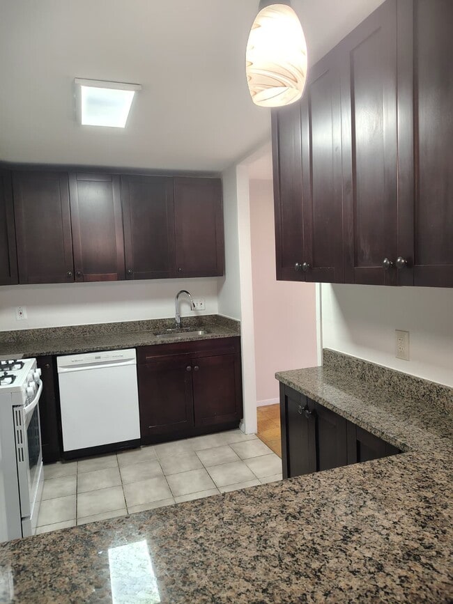 Building Photo - 7208-72C2 Donnell Pl