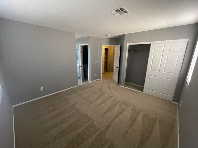 Building Photo - 3 BEDROOM 2 BATH HOUSE