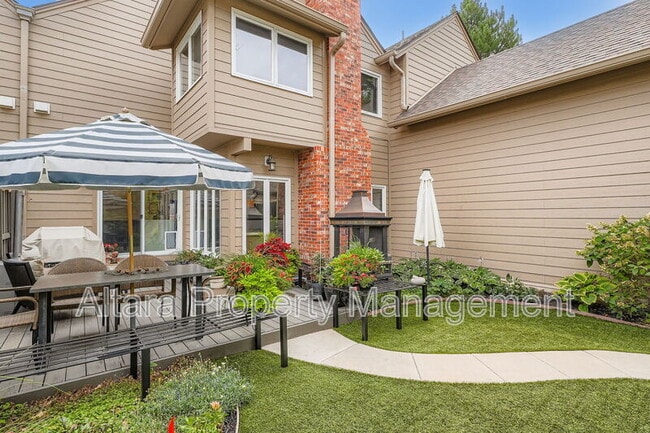 Building Photo - 287 S Holly St