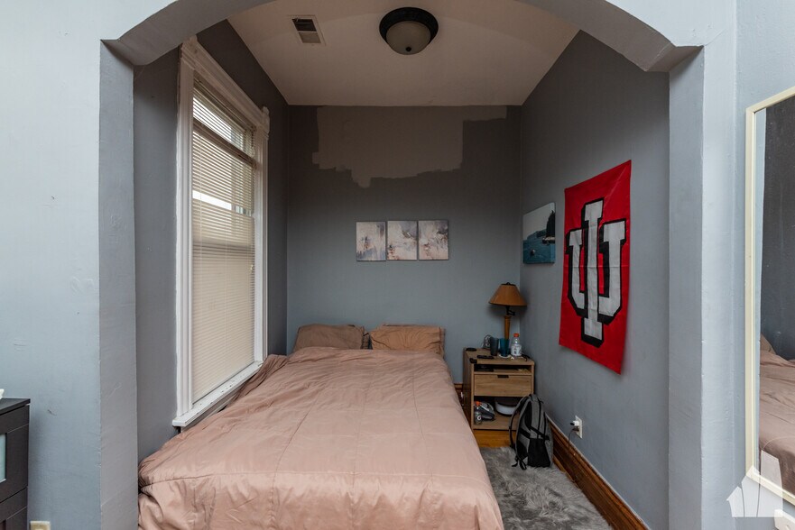 Building Photo - 2057 W Roscoe St